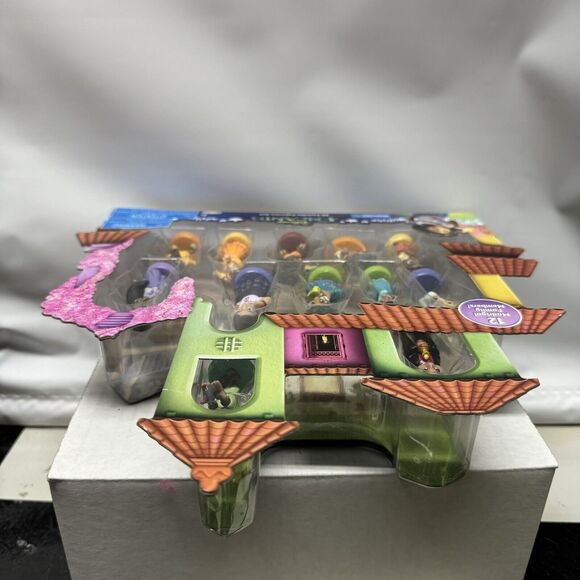 Disney Encanto Mi Familia 1.5" Figurine Set 12 Madrigal Family Toys Walmart Excl - Picture 6 of 6